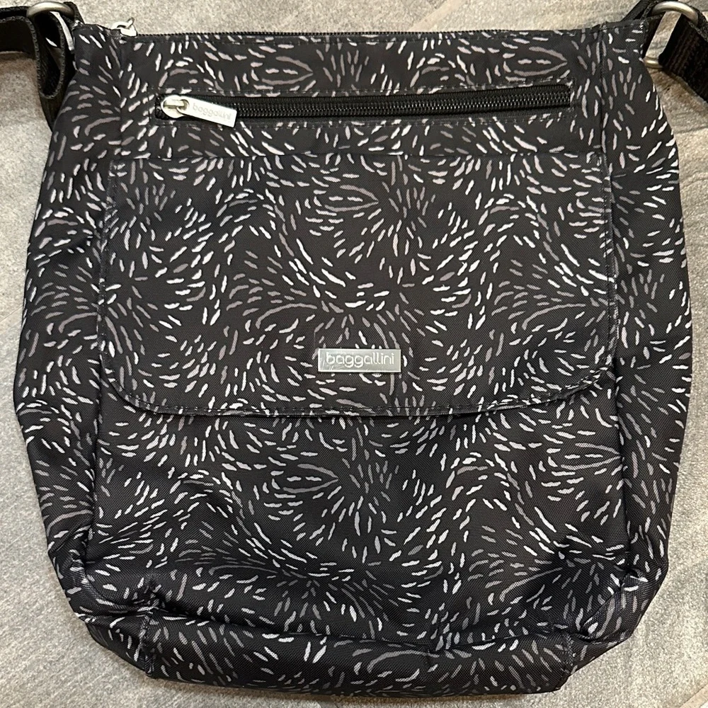 Baggallini Modern Pocket Black and White Patterned Crossbody Bag